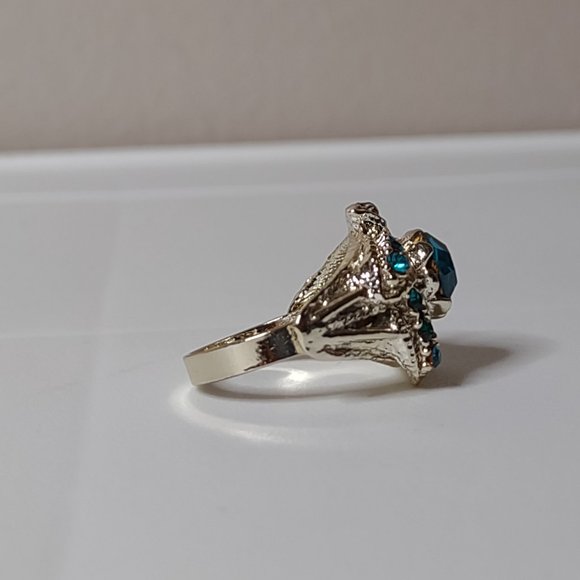 Size 7 Gold Tone Ring With Greenish Blue Plastic Stones - Picture 4 of 9